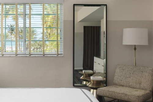 Kimpton Surfcomber Hotel image 11