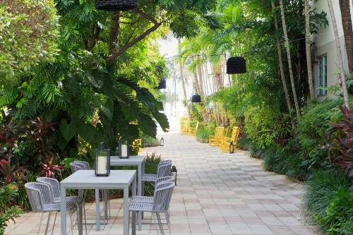 Kimpton Surfcomber Hotel image 19